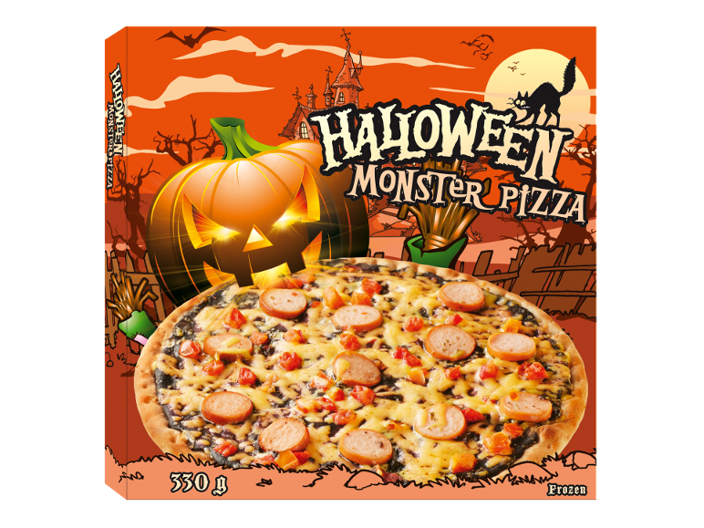 Halloween pica s klobaso in paradižnikom, z ozadjem buče in strašljive hiše.