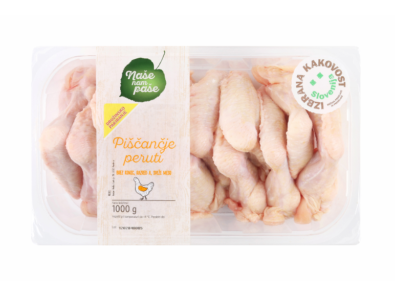 Pladenj svežih piščančjih perutničk, 1000g, z oznako kakovosti.
