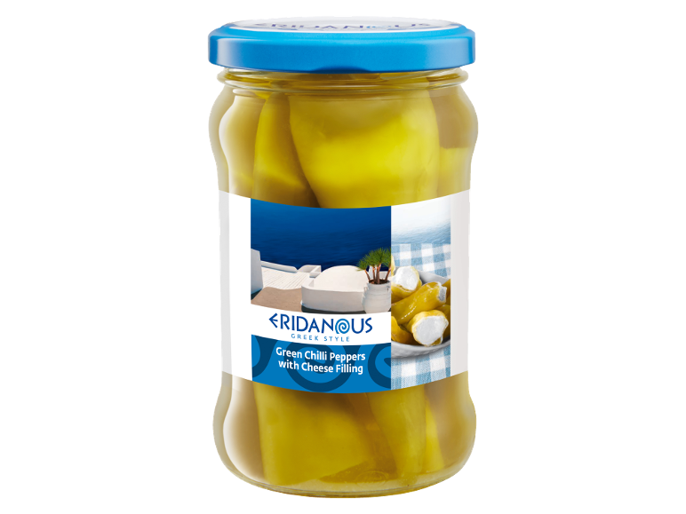 Zeleni čili paprike s sirovim nadevom v steklenem kozarcu z modrim pokrovom, grški stil.