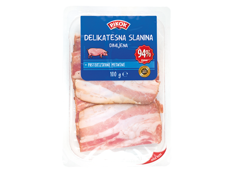 Narezana dimljena slanina v pakiranju, z modro etiketo, ki označuje 94 % mesa.
