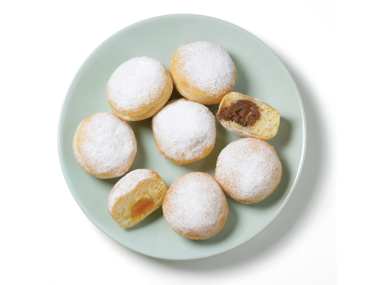 Krofi s sladkorjem v prahu, nekateri s čokoladnim, drugi z marmeladnim nadevom.