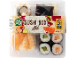 Sushi škatla z lososovim in kozicnim nigirijem, makijem in uramakijem, s sojino omako, 190g.