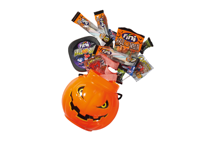 Halloweenske sladkarije in priboljški v oranžni bučni vedri.