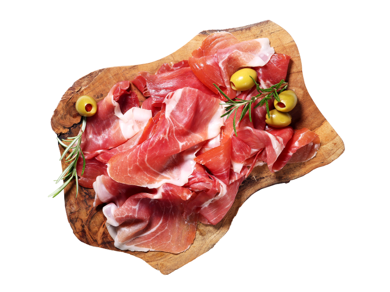 Serrano pršut z olivami in rožmarinom na leseni deski.