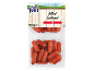 Začinjene mini salame v embalaži, z lesenim ozadjem in alpsko pokrajino.