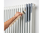 Roka barva radiator v sivo z čopičem.
