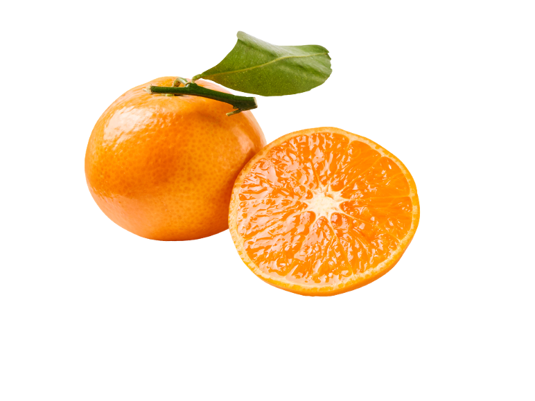 Cela mandarina z zelenim listom in polovica mandarine ob njej.