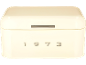 Kremna škatla za kruh z režo in reliefnimi številkami „1973“.