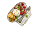 Burrata s češnjevim paradižnikom, baziliko in opečenim kruhom na krožniku.