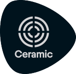 Črn pečat s simbolom tarče in besedilom „Ceramic“.