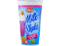 Jagodni mlečni napitek v kozarcu, s smetano in jagodami, z napisom 'Milk Shake Strawberry Flavour'.