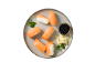 Lososov nigiri z ingverjem, sojino omako in koriandrom na krožniku.
