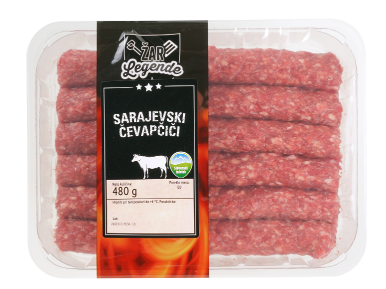 Pladenj surovih čevapčičev z etiketo, ki označuje 480 g in poreklo mesa iz EU.