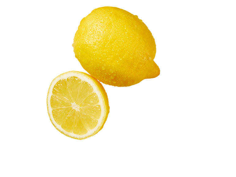 Cel limona in pol limone z vodnimi kapljicami na črnem ozadju.