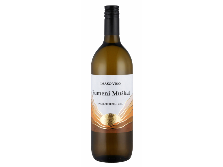 Steklenica belega vina z etiketo 'Rumeni Muškat' in zlatim pokrajinskim dizajnom.