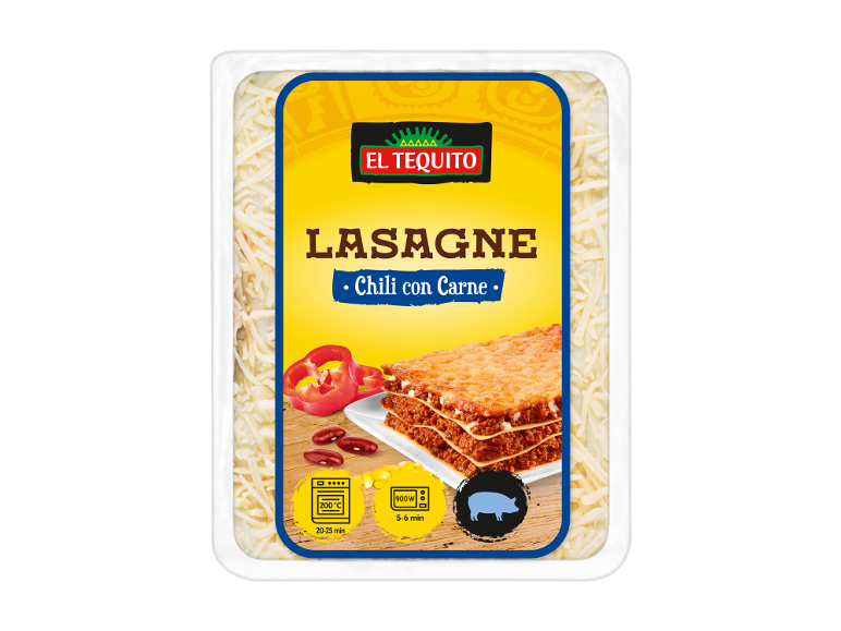 Lazanja s čilijem in mesom, z naribanim sirom, papriko, fižolom in koruzo.
