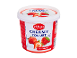 Kremni jagodni jogurt v beli embalaži z rdečo etiketo.