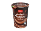 Čokoladni puding s smetano v temno rjavi skodelici, z napisom „Sahne Pudding mit Milchschokolade“.