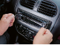 Roke nameščajo avtoradio z Bluetoothom in krmilniki za klimo.
