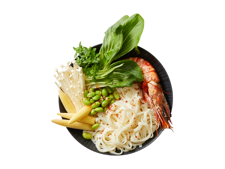 Skleda rezancev s kozicami, pak choijem, enoki gobami, mladim koruzom in edamame.