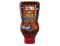 Steklenica BBQ omake z rebrci na žaru in skledo omake.