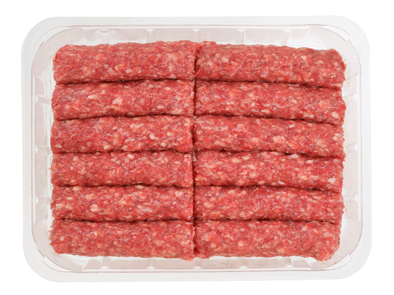 Pladenj s 12 surovimi mletimi mesnimi kebabi v plastični embalaži.