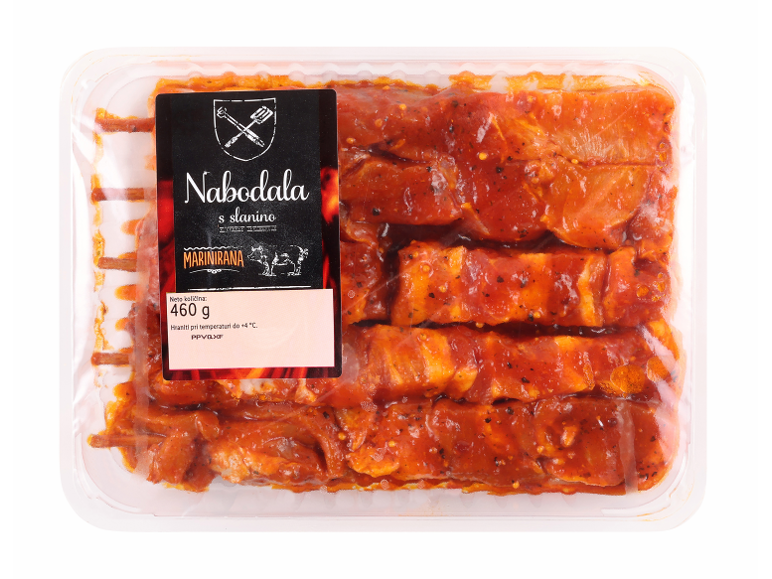 Marinirana svinjska nabodala s slanino, 460g, v plastični embalaži.