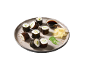 Kumarice maki s sojino omako, vasabijem in ingverjem na krožniku.