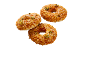 Trije zamrznjeni bageli z jalapeñom in sirom na črnem ozadju.
