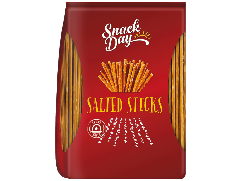 Paket slanih palčk z napisom 'Snack Day Salted Sticks' in 'Crispy Baked'.