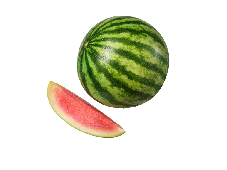 Cela lubenica in rezina lubenice z vodnimi kapljicami na črnem ozadju.