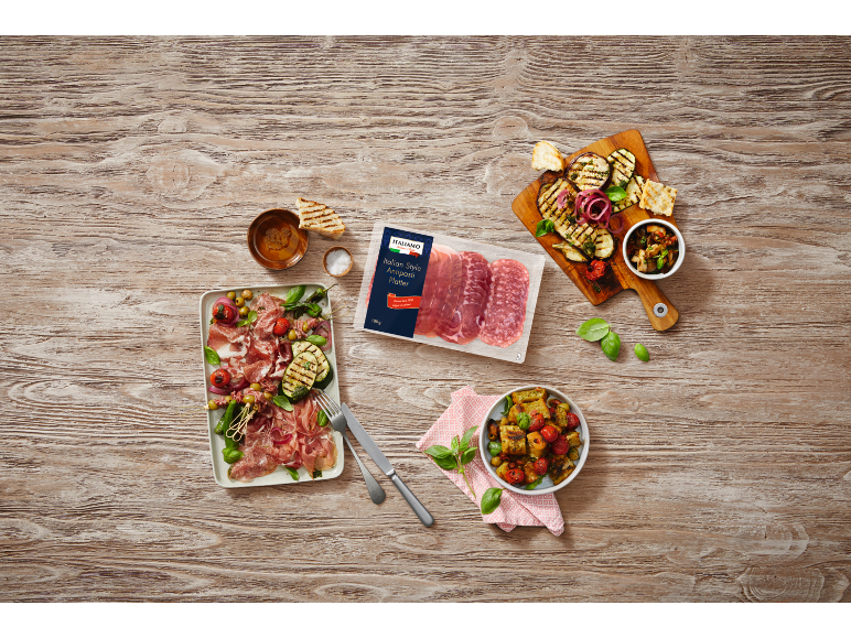 Italijanski antipasti pladenj z narezki, zelenjavo na žaru in kruhovo solato.