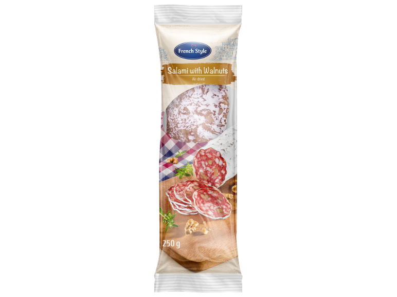 Pakiranje salame francoskega stila z orehi, zračno sušene, narezane na leseni deski, 250 g.