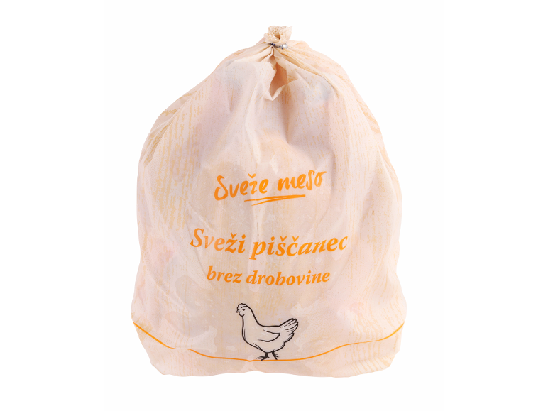 Svež piščanec brez drobovine v plastični vrečki z oranžnim besedilom.