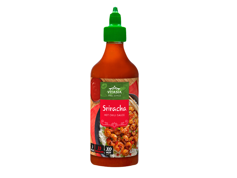 Steklenica pekoče omake Sriracha z jedjo kozic in riža.
