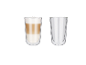 Dva dvojna kozarca, eden z latte kavo in eden prazen.