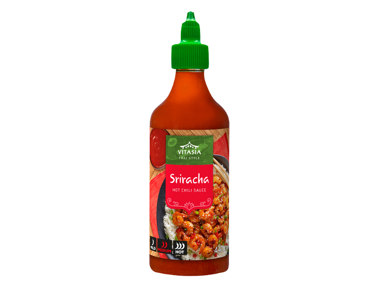 Steklenica pekoče omake Sriracha z jedjo kozic in riža.