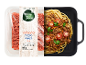 Pakirano mleto meso in špageti bolognese v ponvi, z besedilom v slovenščini.