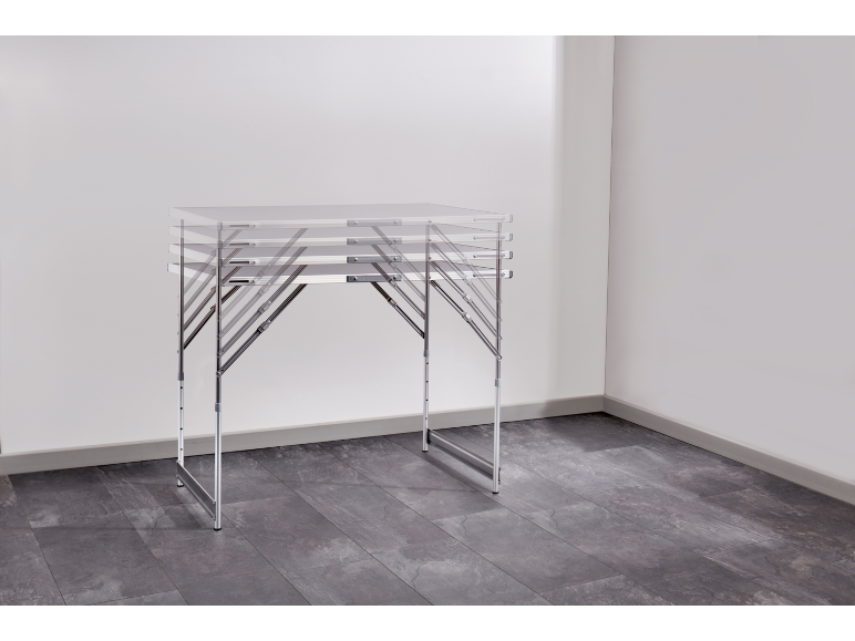Aluminijasta zložljiva miza z nastavljivimi nogami v prazni sobi.