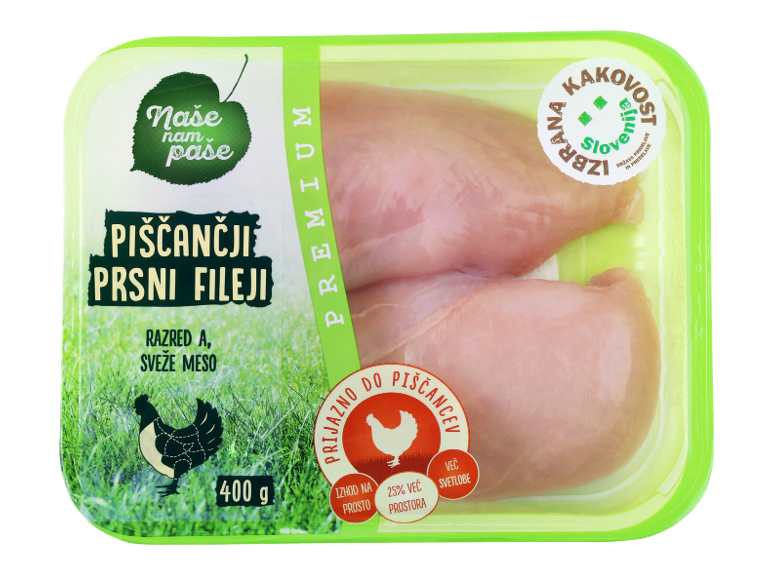 Sveži piščančji prsni fileji v embalaži, z oznakami kakovosti in porekla.