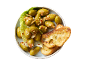 Marinirane zelene olive s čilijem in česnom, postrežene s popečenimi kruhki.