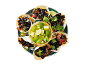 Tacos s črnim fižolom, mletim mesom, koriandrom in limeto na modrem krožniku.