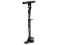 Črna talna tlačilka za kolo z manometrom in oranžnimi poudarki.