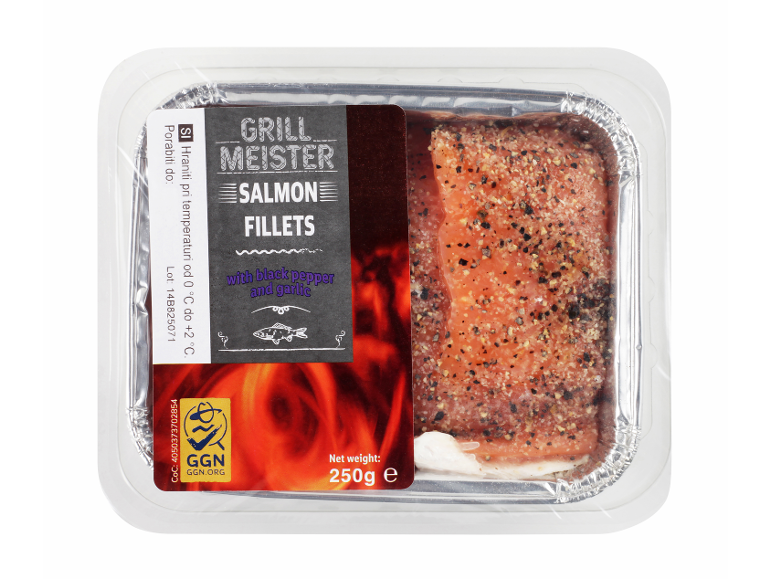 Lososovi fileji s črnim poprom in česnom, pakirani, neto teža 250g.