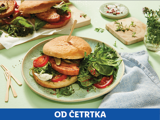 Okusni burgerji s sočnimi zelenjavnimi dodatki, pripravljeni za uživanje.