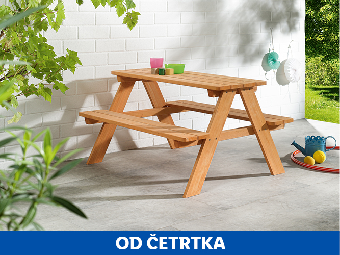 Otroška lesena piknik miza s klopmi na terasi.
