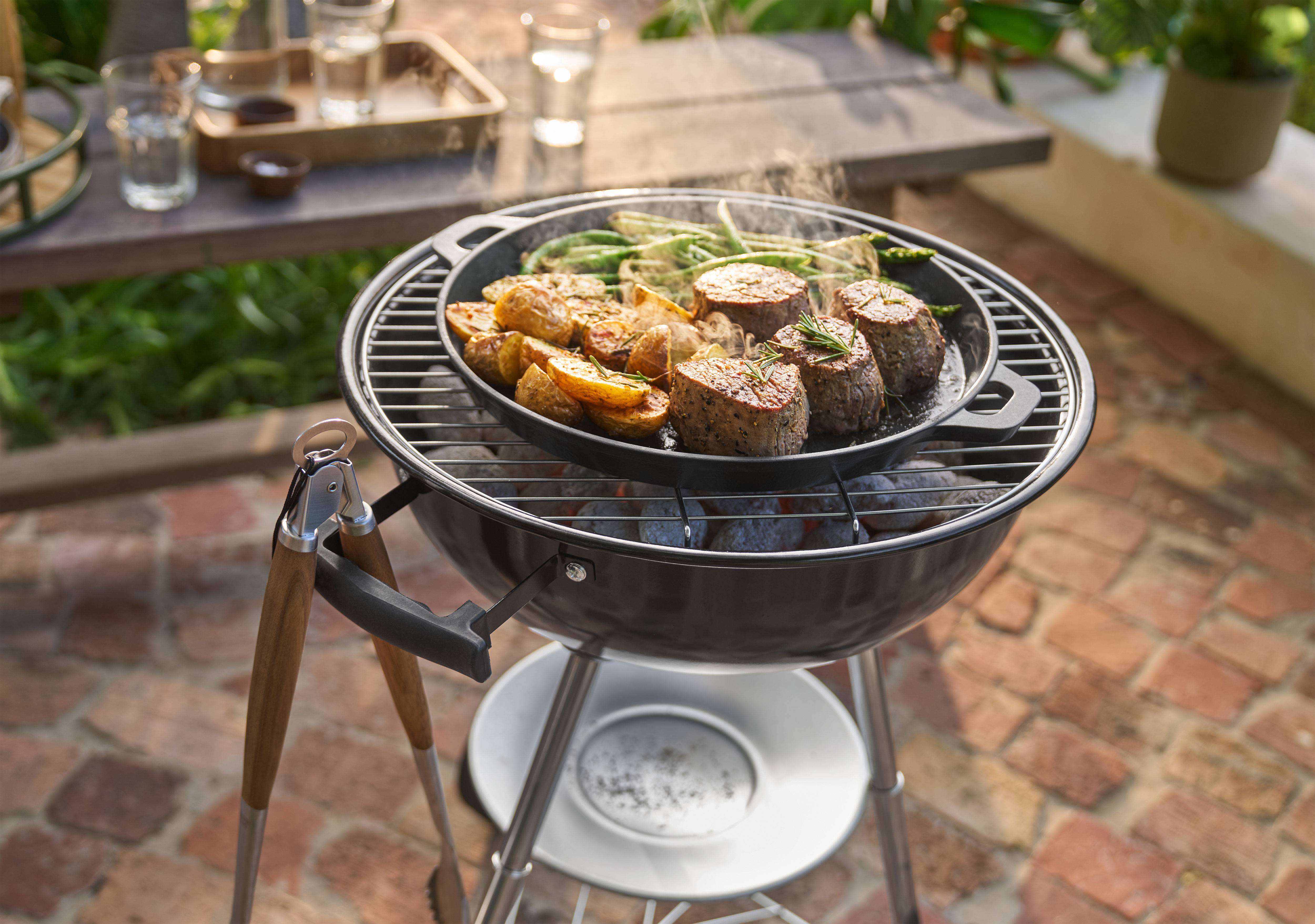 Žar z mesom, krompirjem in zelenim fižolom, ki se pečejo v ponvi na prostem.