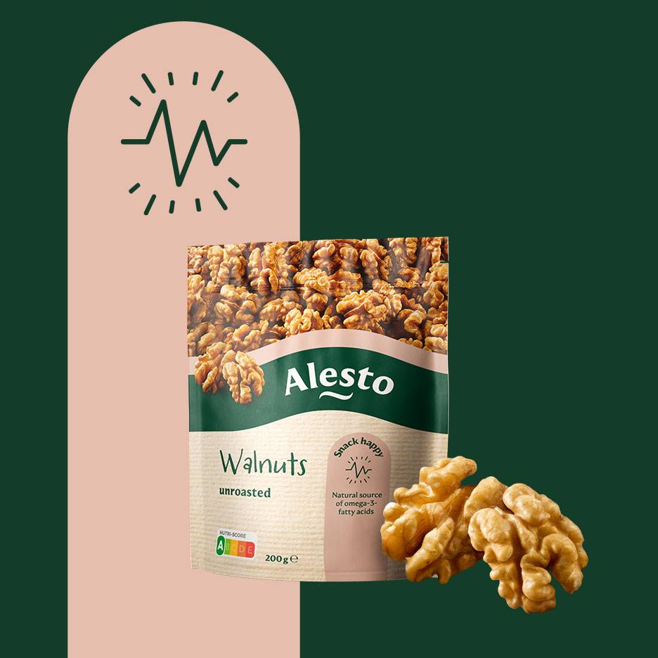 Paket neolupljenih orehov z oznako Nutri-Score A in napisom »Snack happy«.