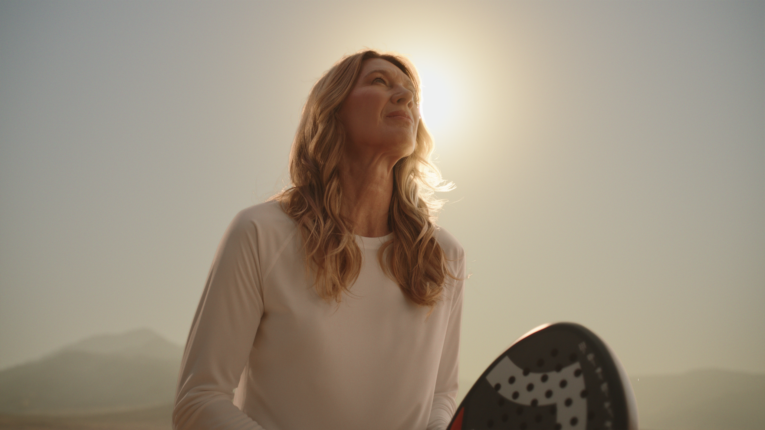 Ustvarjeno z UI - Stefanie Graf v športni majici s padel loparjem