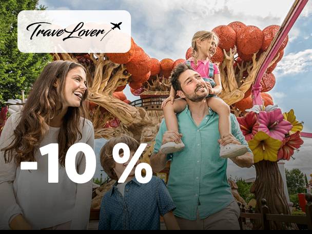 Družina se zabava v zabaviščnem parku, z napisom »TraveLover« in »-10 %«.